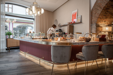 Bar avec des patisseries à Mademoiselle Folie Chambéry · Bar &amp; Salon de Thé Chambéry
