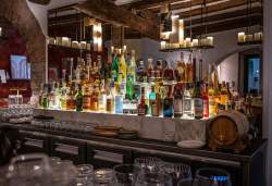 Mur des alcools et spritueux à Mademoiselle Folie Chambéry · Bar & Salon de Thé Chambéry