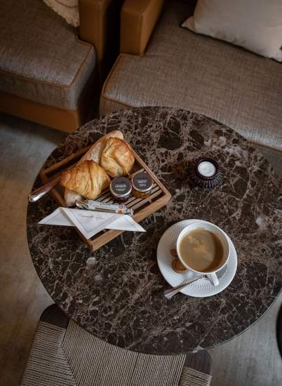 Tasse de thé et table en marbre à Mademoiselle Folie, Bar & Salon de Thé Chambéry