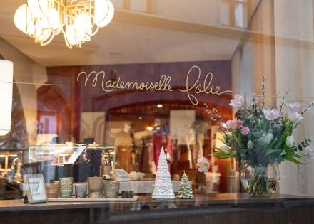 Vitrine du bar Mademoiselle Folie à Chambéry, Bar &amp; Salon de Thé Chambéry