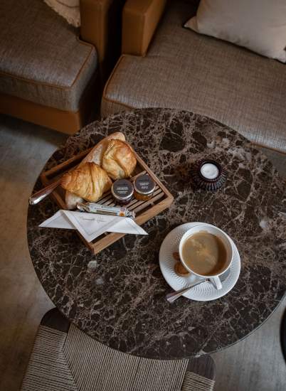 Tasse de thé et table en marbre à Mademoiselle Folie, Bar &amp; Salon de Thé Chambéry